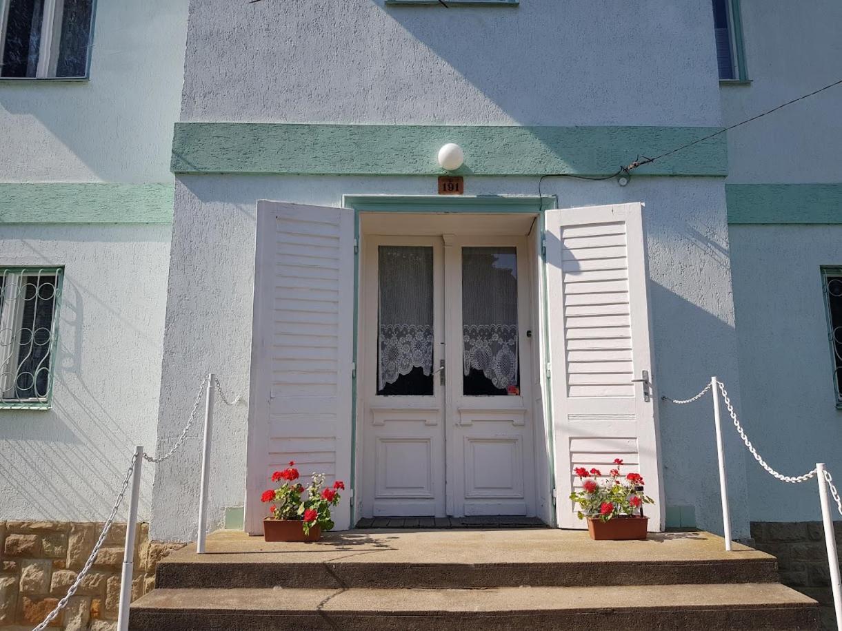 Hostel Muskatli Vendeghaz Parád Exterior foto